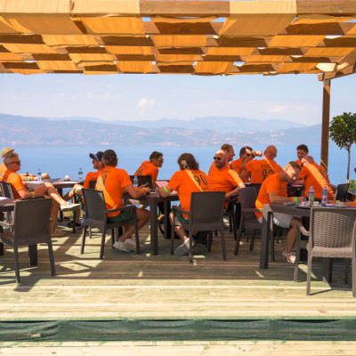 Mccoy zittend op terras