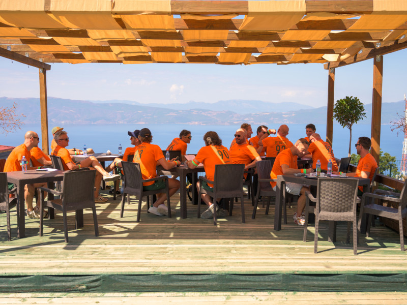 Mccoy zittend op terras