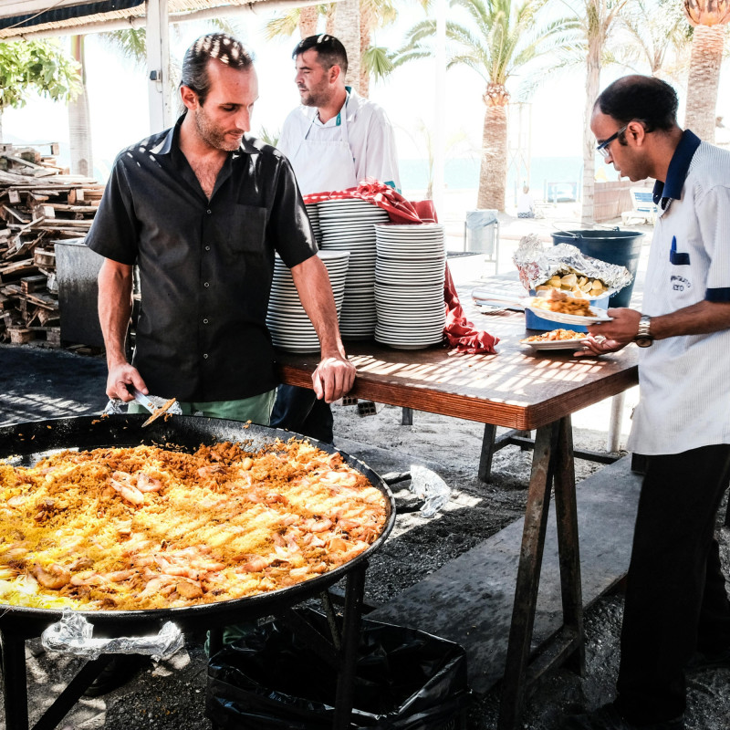 Mannen met Paella